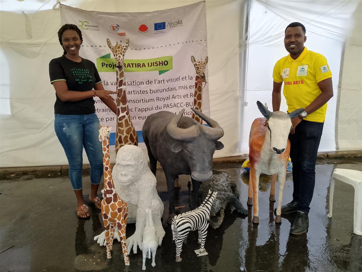 Recycled plastic transformed into objects of art — APEBH
